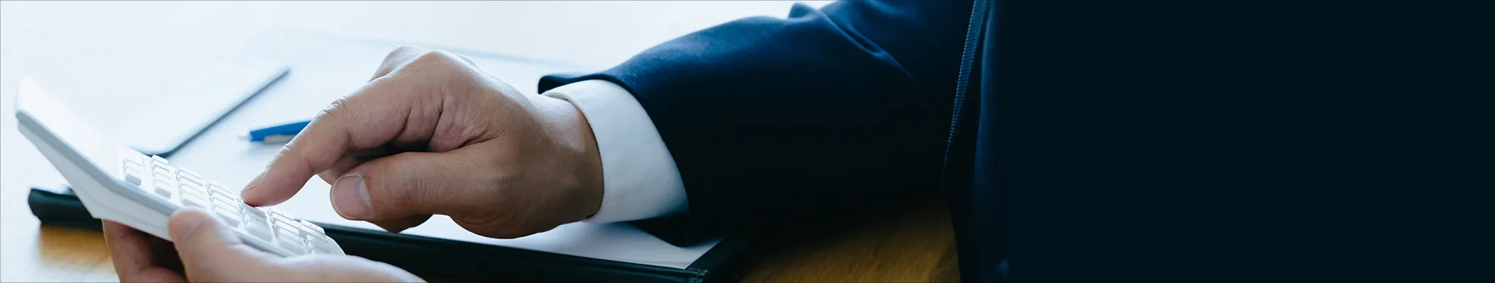 電卓を操作しているイメージ画像